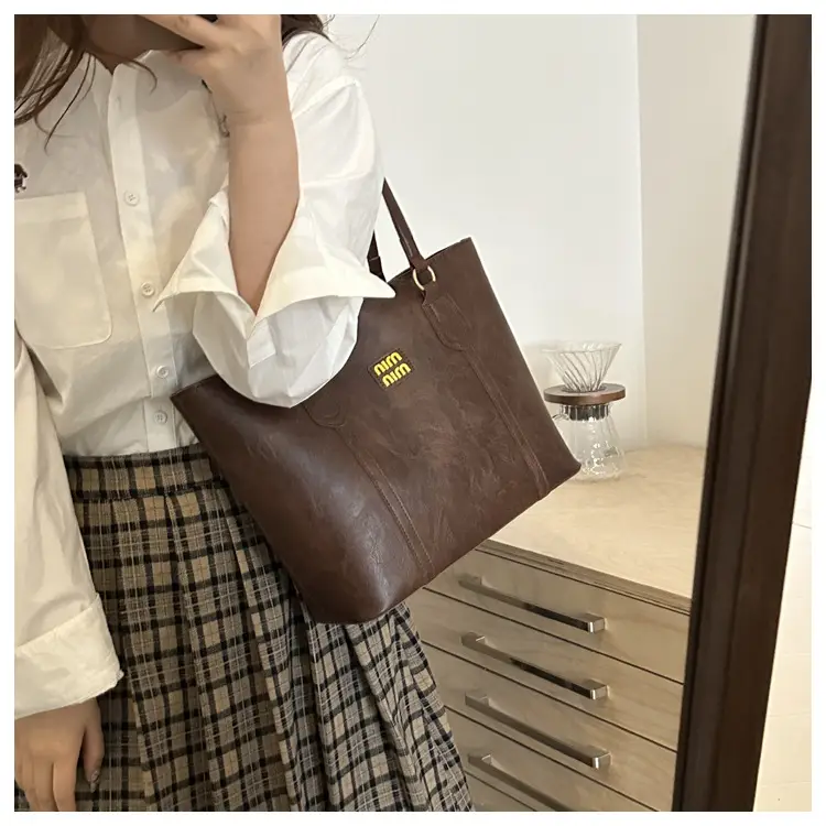 Women's Black Leather Tote Bag with Shoulder Strap — feature 15