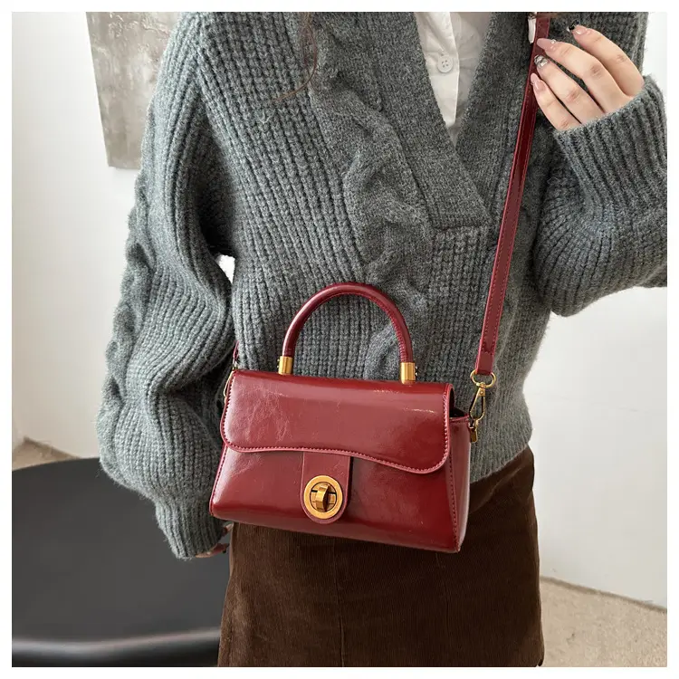 Women's Red Leather Shoulder Bag 2024 New Style — feature 11