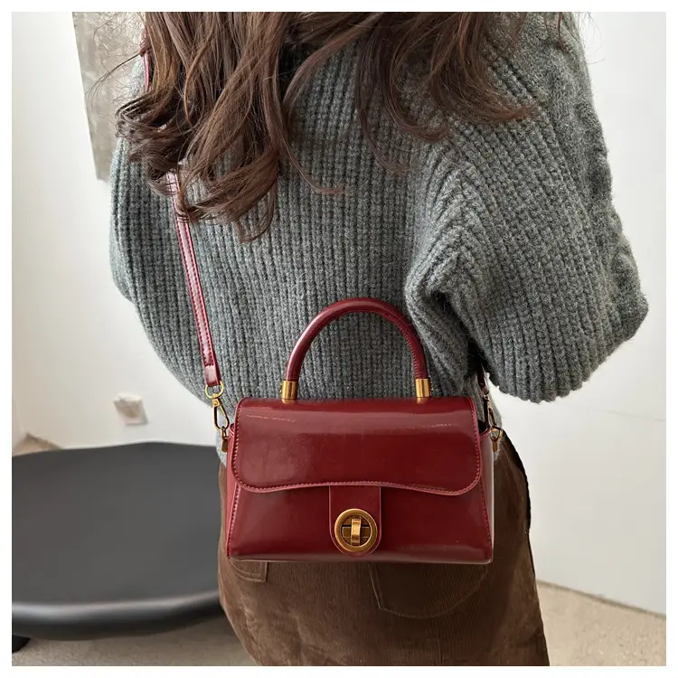 Women's Red Leather Shoulder Bag 2024 New Style — feature 12
