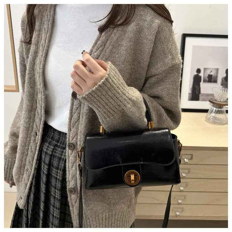 Women's Red Leather Shoulder Bag 2024 New Style — feature 15