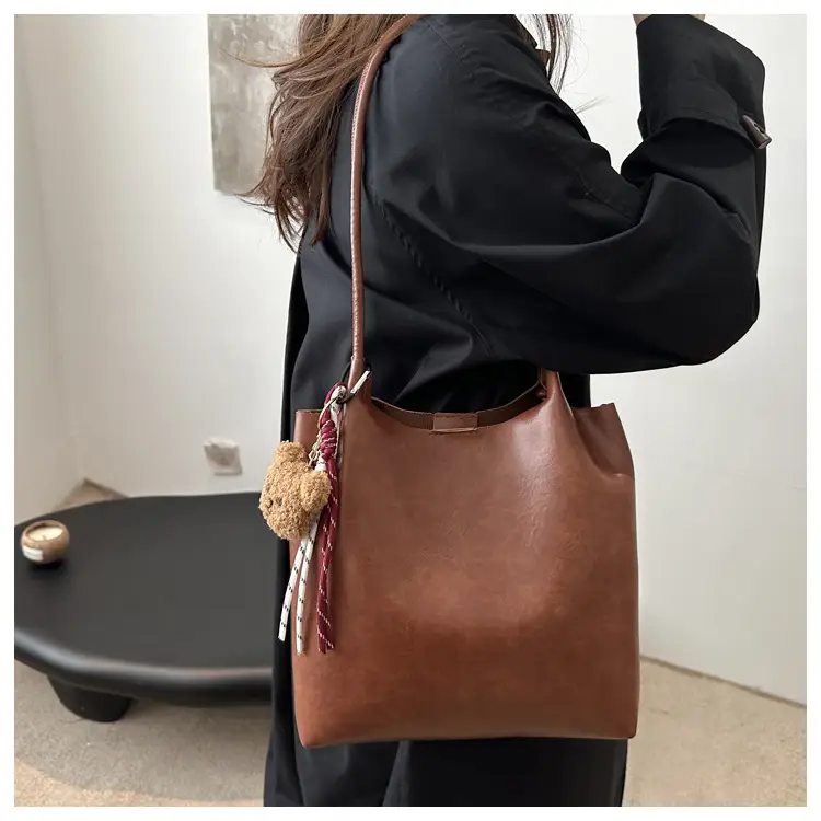 Black Leather Shoulder Bag for Women 2024 Winter — feature 8