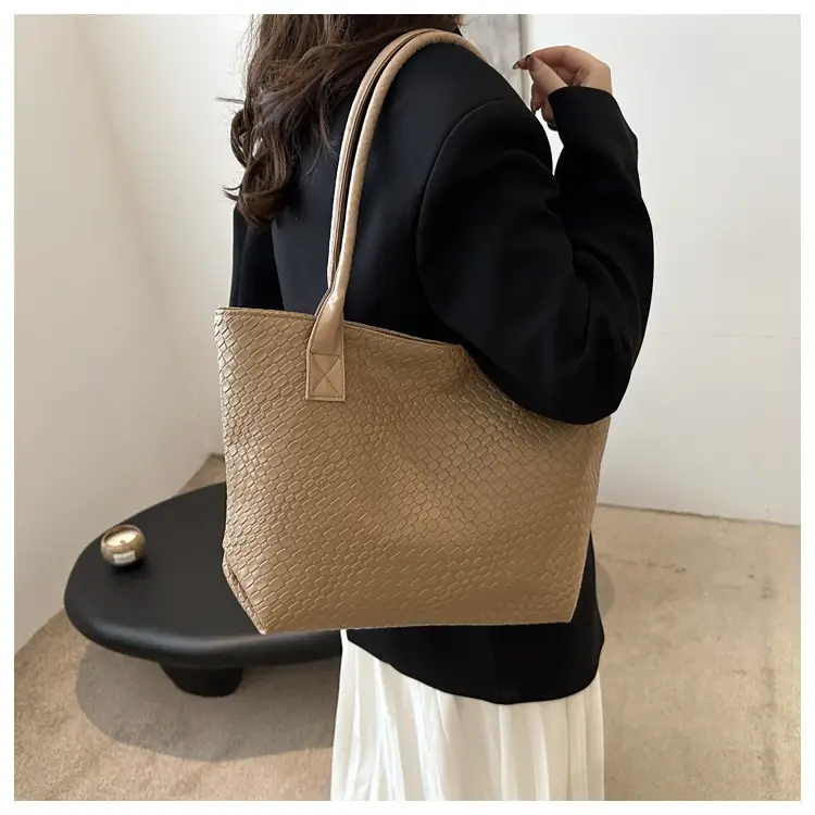 Women Woven Shoulder Bag Large Capacity Brown — feature 10