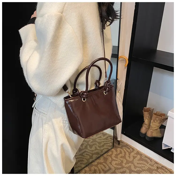 Retro Textured Brown Shoulder Bag 2024 Winter New — feature 10