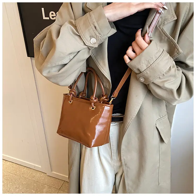 Retro Textured Brown Shoulder Bag 2024 Winter New — feature 15