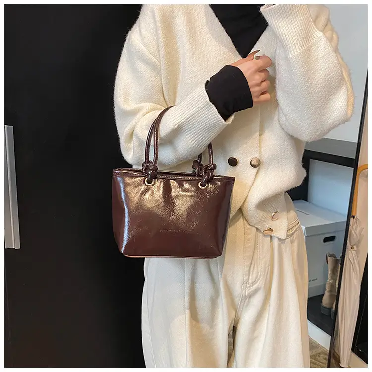 Retro Textured Brown Shoulder Bag 2024 Winter New — feature 9