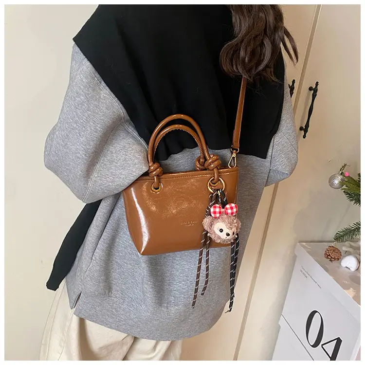 Women's Retro Niche Shoulder Bag Brown Large Capacity — feature 13