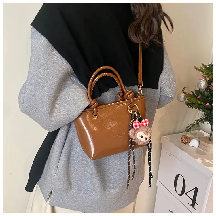 Women's Retro Niche Shoulder Bag Brown Large Capacity — feature 14