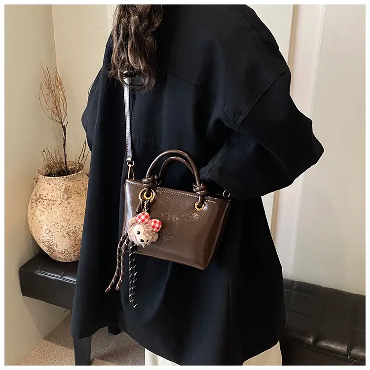 Women's Retro Niche Shoulder Bag Brown Large Capacity — feature 18