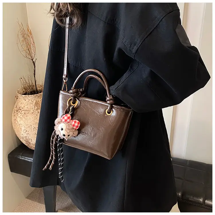 Women's Retro Niche Shoulder Bag Brown Large Capacity — feature 19