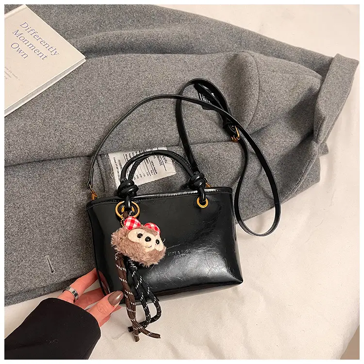 Women's Retro Niche Shoulder Bag Brown Large Capacity — feature 23