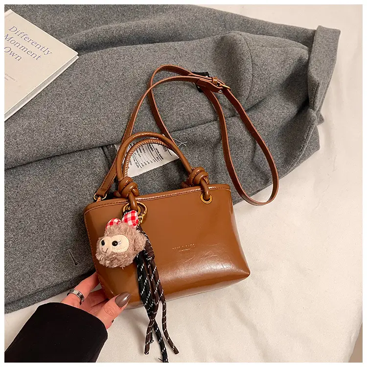 Women's Retro Niche Shoulder Bag Brown Large Capacity — feature 24