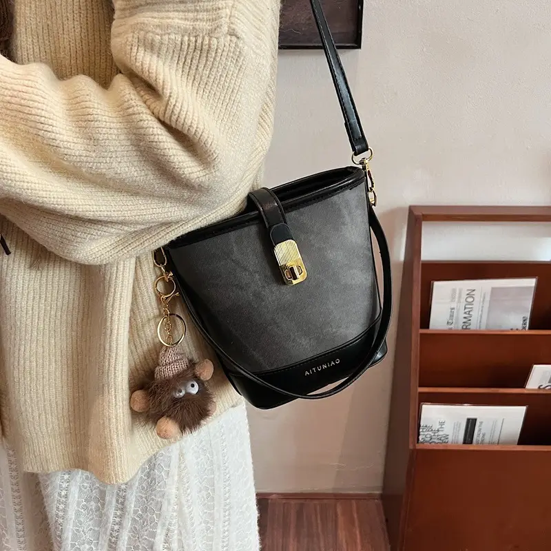 Women's High-end Canvas Shoulder Bag with Gold Clasp