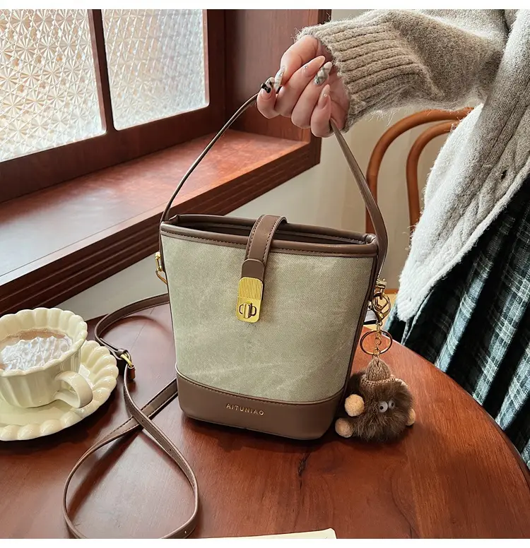 Women's High-end Canvas Shoulder Bag with Gold Clasp — feature 15