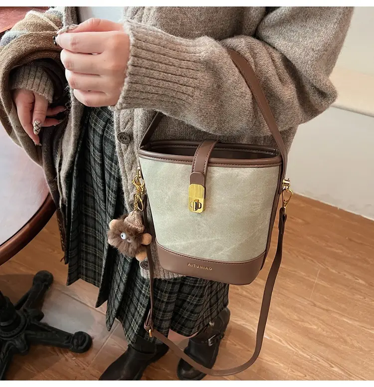 Women's High-end Canvas Shoulder Bag with Gold Clasp — feature 16