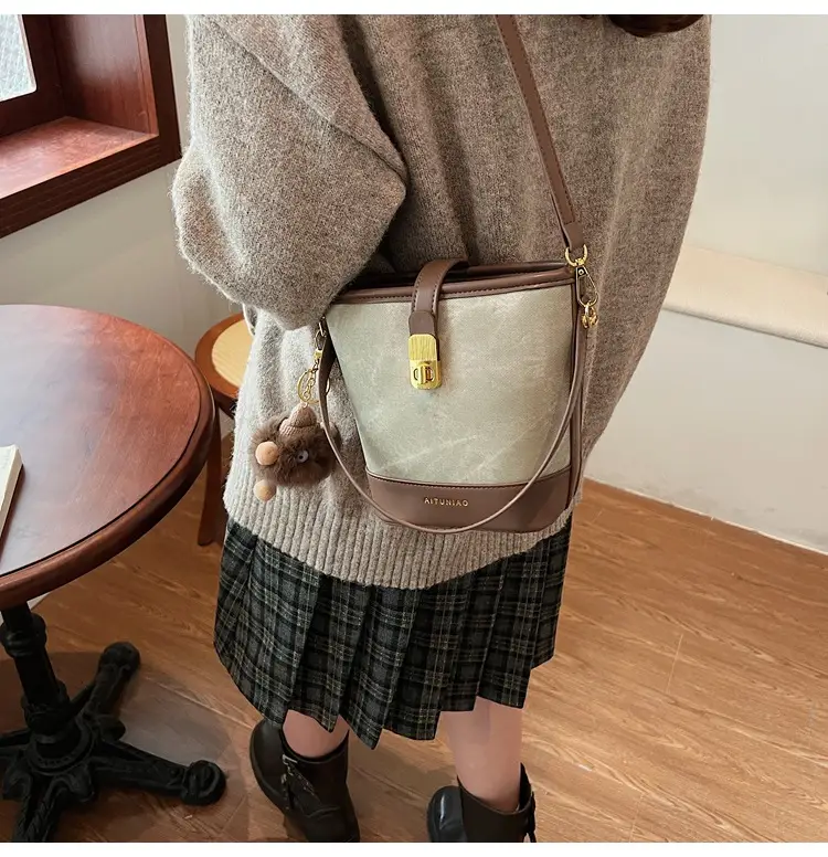 Women's High-end Canvas Shoulder Bag with Gold Clasp — feature 17
