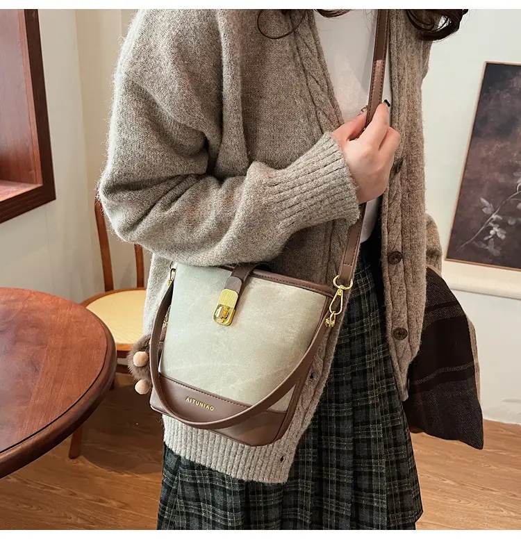Women's High-end Canvas Shoulder Bag with Gold Clasp — feature 18