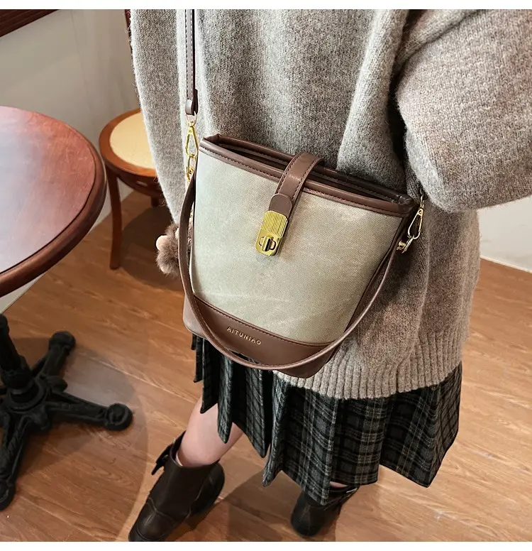 Women's High-end Canvas Shoulder Bag with Gold Clasp — feature 19