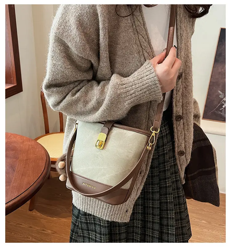 Women's High-end Canvas Shoulder Bag with Gold Clasp — feature 2