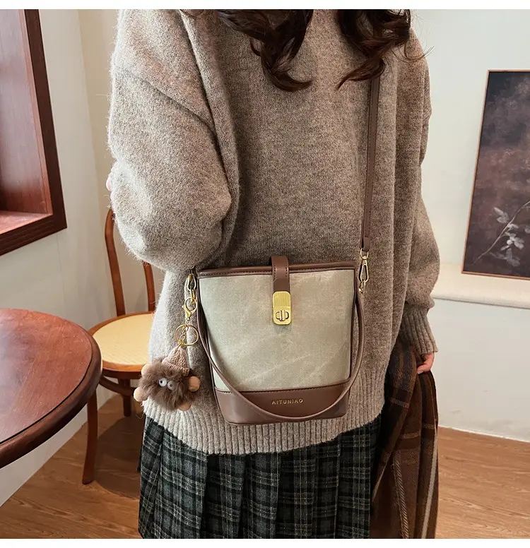 Women's High-end Canvas Shoulder Bag with Gold Clasp — feature 20