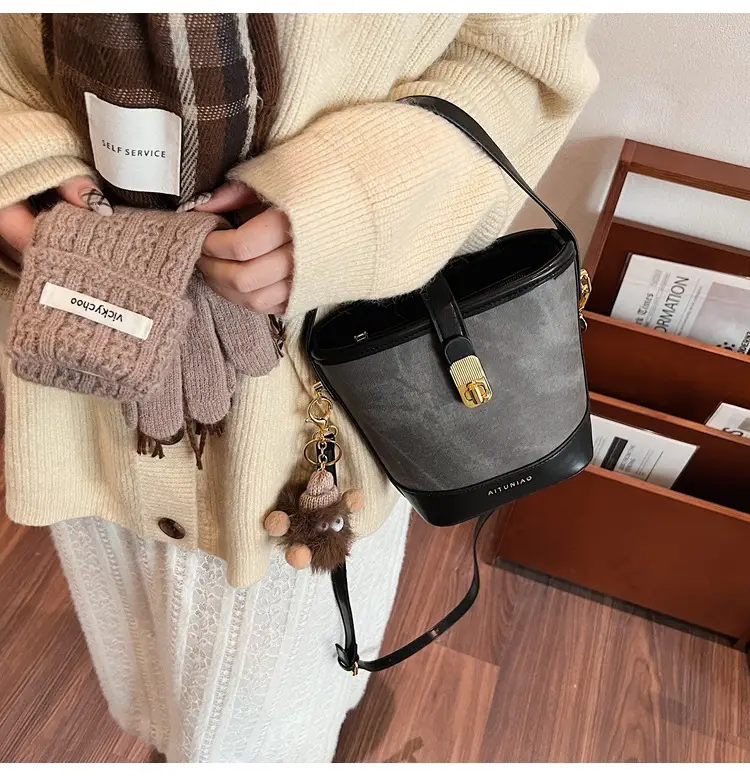 Women's High-end Canvas Shoulder Bag with Gold Clasp — feature 21