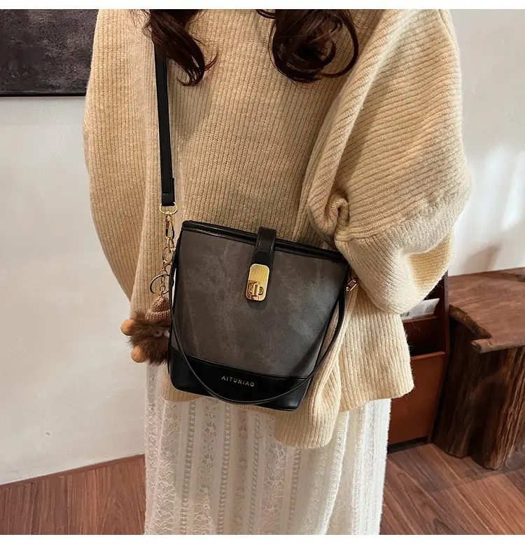 Women's High-end Canvas Shoulder Bag with Gold Clasp — feature 23