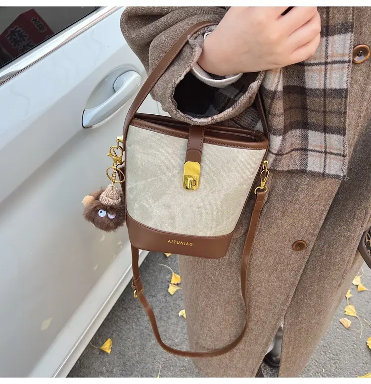 Women's High-end Canvas Shoulder Bag with Gold Clasp — feature 27