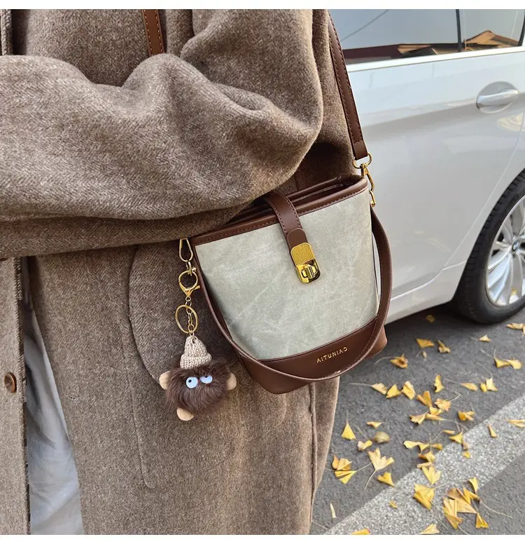 Women's High-end Canvas Shoulder Bag with Gold Clasp — feature 28