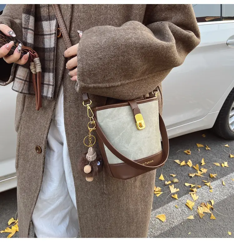 Women's High-end Canvas Shoulder Bag with Gold Clasp — feature 29