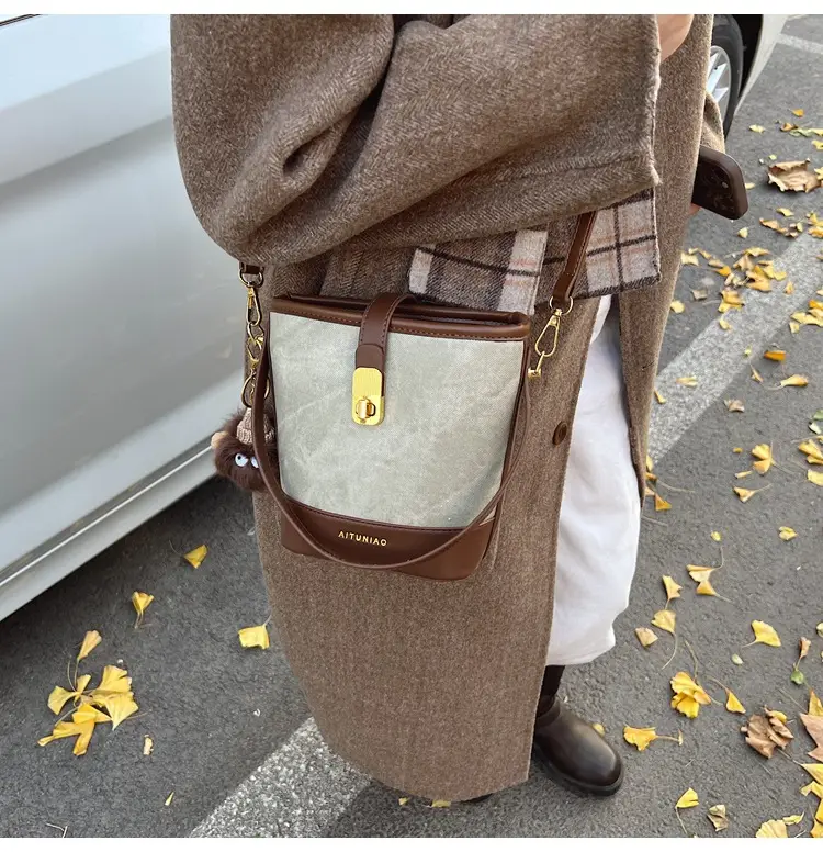 Women's High-end Canvas Shoulder Bag with Gold Clasp — feature 30