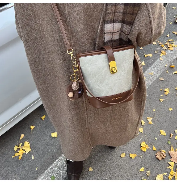 Women's High-end Canvas Shoulder Bag with Gold Clasp — feature 31