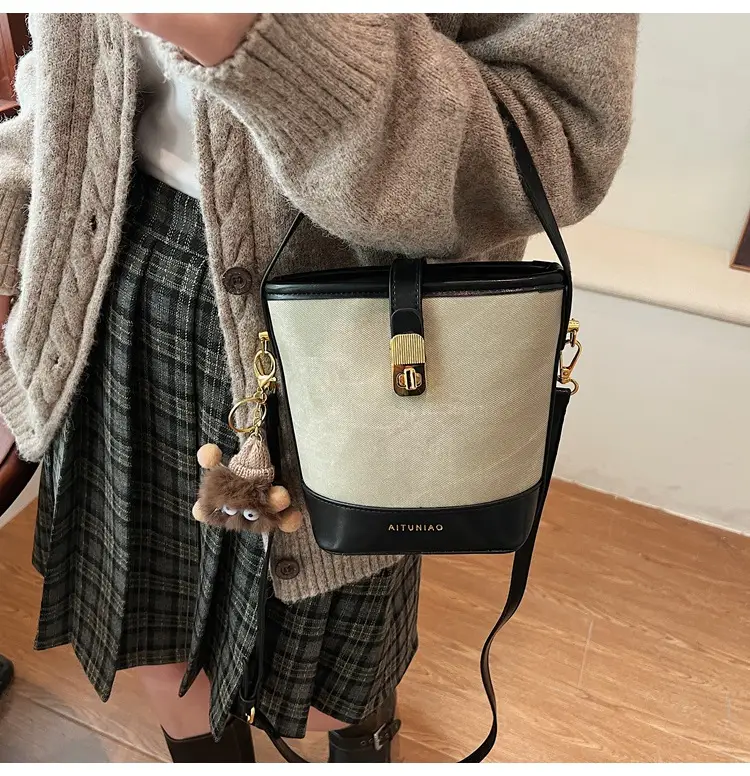 Women's High-end Canvas Shoulder Bag with Gold Clasp — feature 32