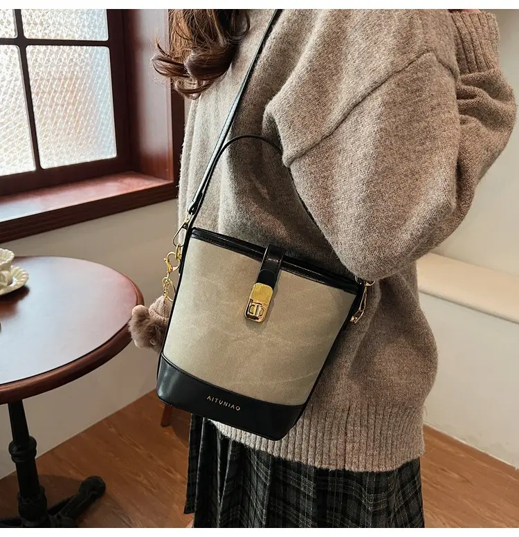 Women's High-end Canvas Shoulder Bag with Gold Clasp — feature 33