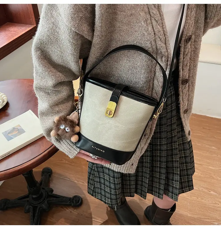 Women's High-end Canvas Shoulder Bag with Gold Clasp — feature 37