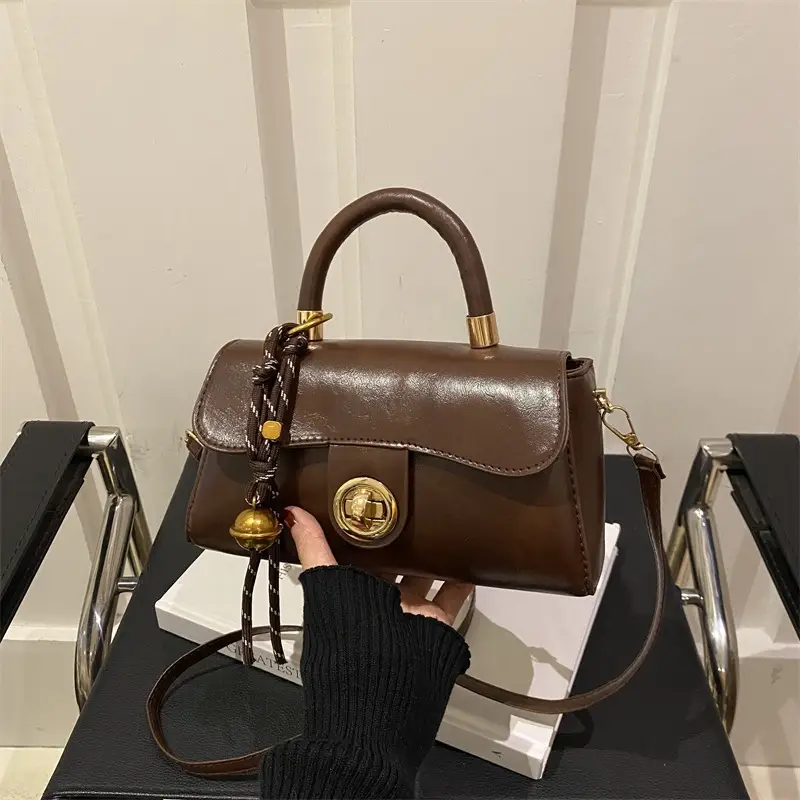Women's Green Square Shoulder Bag with Chain Strap - Image 9
