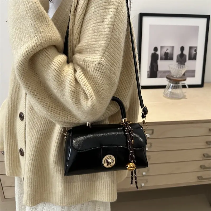 Women's Green Square Shoulder Bag with Chain Strap - Image 12