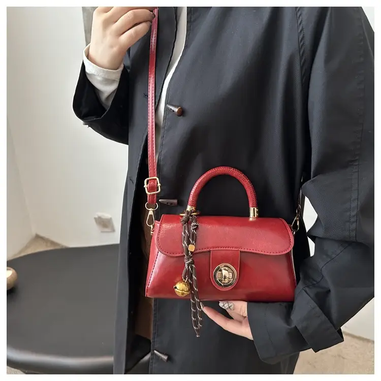 Women's Green Square Shoulder Bag with Chain Strap — feature 34