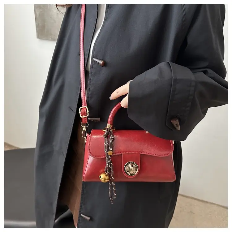 Women's Green Square Shoulder Bag with Chain Strap — feature 35