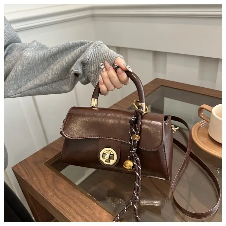 Women's Green Square Shoulder Bag with Chain Strap — feature 37