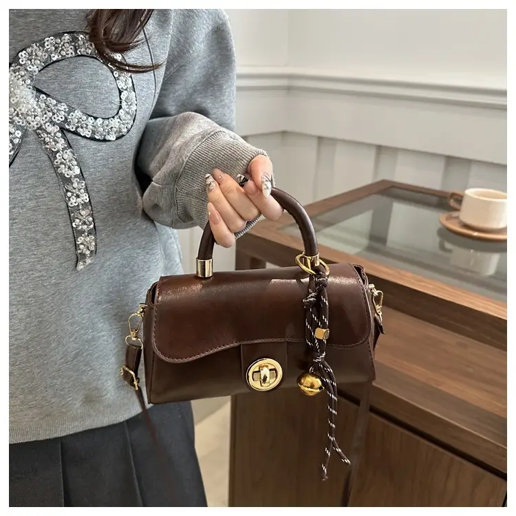 Women's Green Square Shoulder Bag with Chain Strap — feature 38
