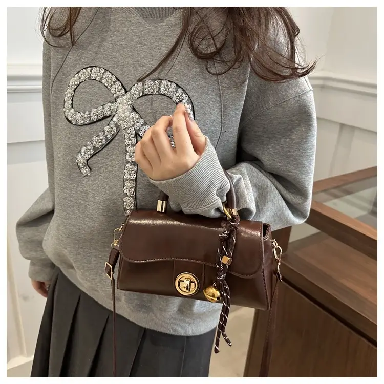Women's Green Square Shoulder Bag with Chain Strap — feature 40
