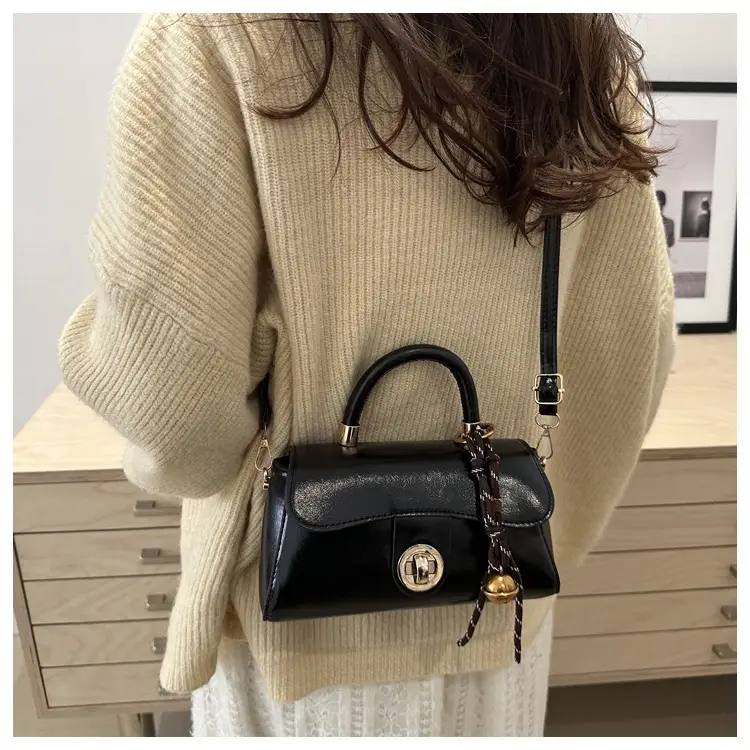 Women's Green Square Shoulder Bag with Chain Strap — feature 41
