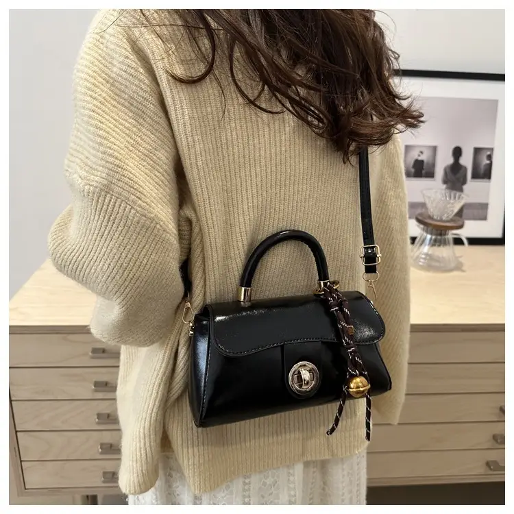 Women's Green Square Shoulder Bag with Chain Strap — feature 42