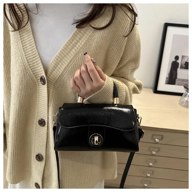 Women's Green Square Shoulder Bag with Chain Strap — feature 45
