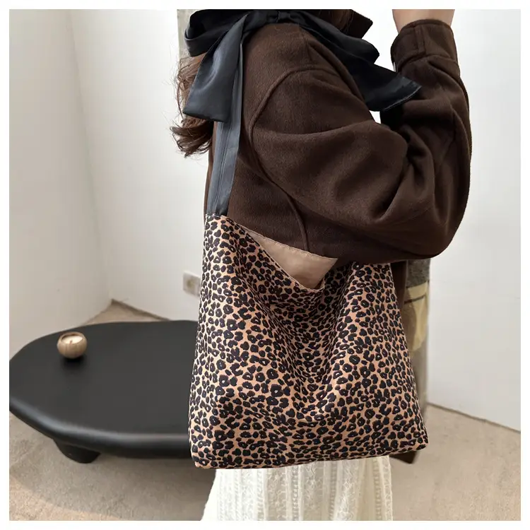 Leopard Leather Shoulder Bag Black 2024 — feature 7