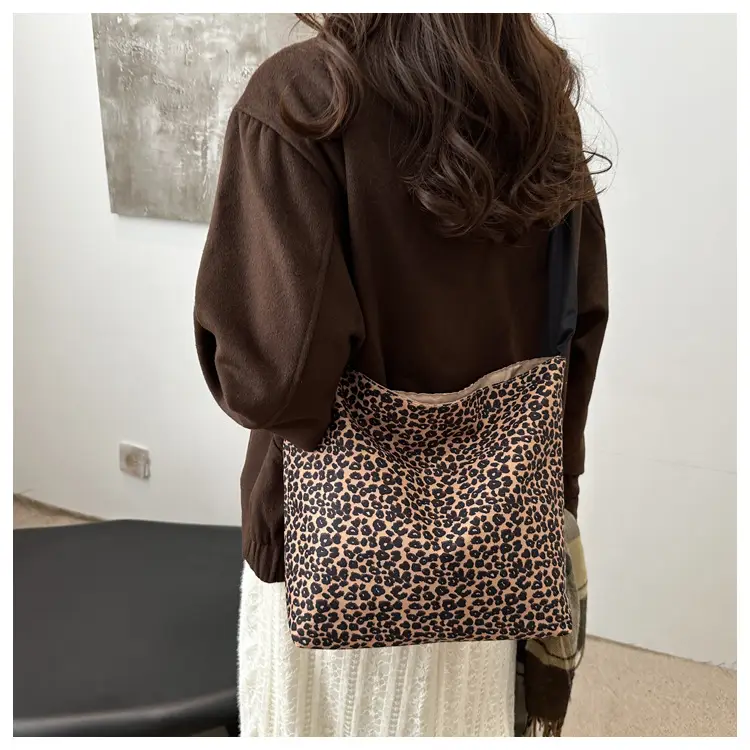Leopard Leather Shoulder Bag Black 2024 — feature 8