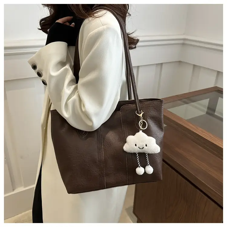 Retro Brown Women's Large Shoulder Bag with Cloud Keychain — feature 11