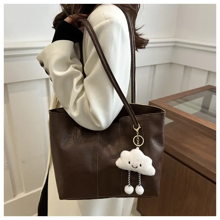 Retro Brown Women's Large Shoulder Bag with Cloud Keychain — feature 12