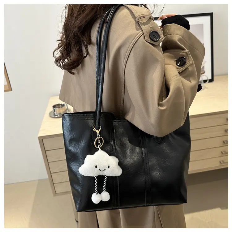 Retro Brown Women's Large Shoulder Bag with Cloud Keychain — feature 14