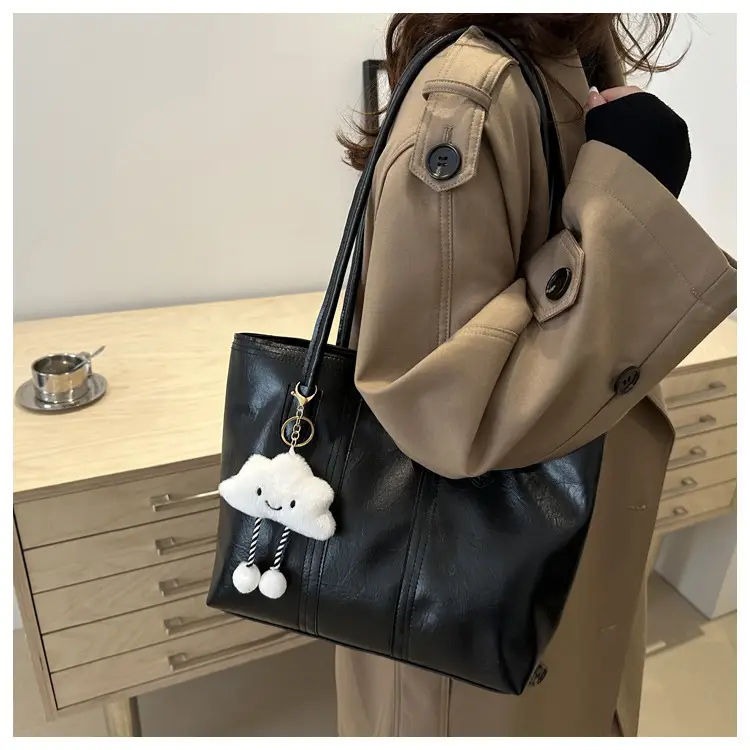 Retro Brown Women's Large Shoulder Bag with Cloud Keychain — feature 15
