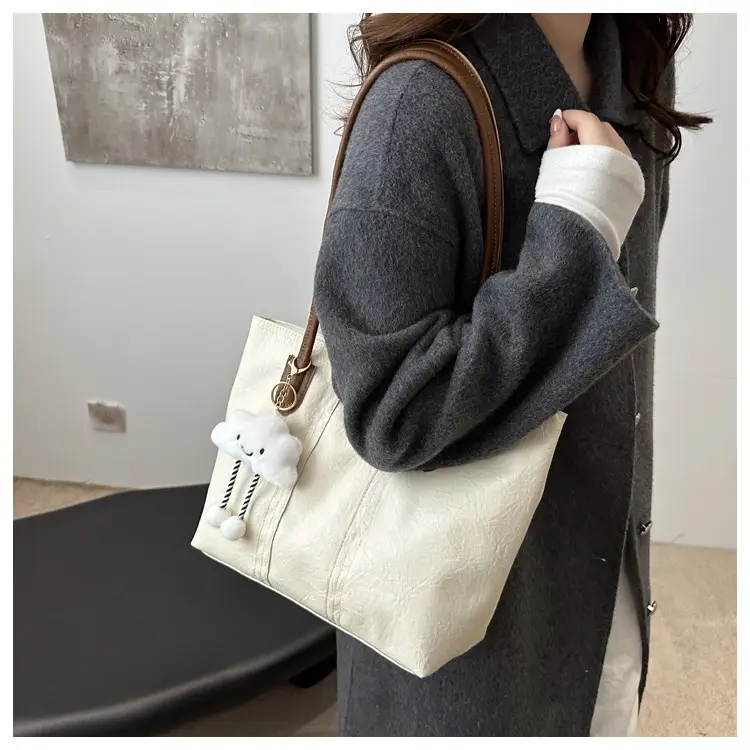 Retro Brown Women's Large Shoulder Bag with Cloud Keychain — feature 8